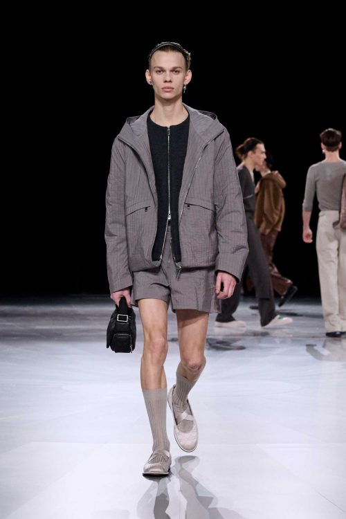圖說4.Dior-2024男裝秋冬系列 Dior|2024 秋冬系列 機能拉鍊外套搭配羊毛混紡短褲