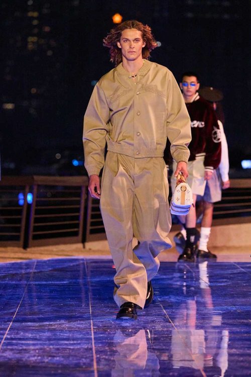 圖說6.Louis-Vuitton-2024-早秋男士系列 Louis Vuitton|2024 早秋系列 棕色棒球外套搭配同色系寬褲